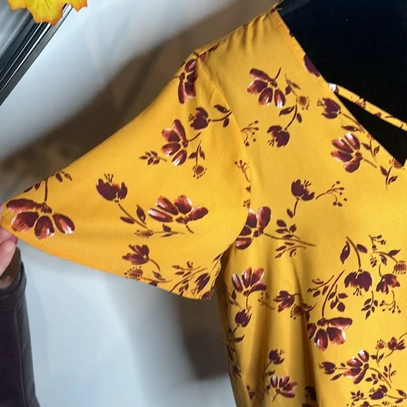 C.C Golden Yellow Flowy Floral Top w/ Crisscross - Size Large - Picture 5 of 12